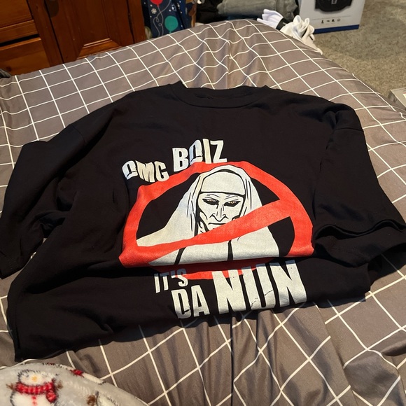 Black and red "It's Da Nun" T-shirt - Picture 2 of 3